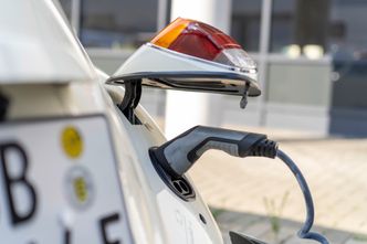 For at eKäfer skulle få hurtiglading, ble CCS-kontakten lagt under høyre baklys. Foto: VW