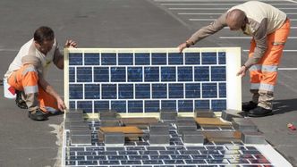 Colas solceller produserer elektrisitet ved hjelp av en tynnfilm av polykrystallinsk silisium, bare 7 millimeter tykk. Tynnfilmen "limes" på eksisterende vei, som ikke trenger å bygges om, beskrev selskapet da veien ble lansert.