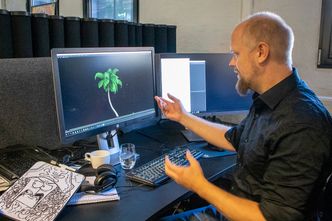 Palmen: Vekstene slik som denne Palmen som CG supervisor Raymond Kreppene viser fram har sine egne bevegelser i filmen. Foto: Odd R. Valmot