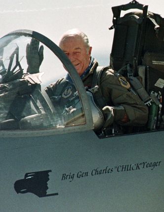 Chuck Yeager fløy raskere enn lyden også da han ankom 50-årsjubileet for X-1-flygningen på Edwards 14. oktober 1997. Den gang i et F-15D Eagle. Foto:  SAM MIRCOVICH
