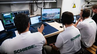 Tre personer fra Schiebel styrer og følger droneferden underveis. Foto: Eirik Helland Urke
