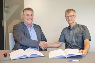 Hæhre Entreprenør har fått jobben med å bygge den nye tunnelen. Foran Prosjektsjef Øystein Birkeland i Hæhre Entreprenør AS og prosjektsjef i Statens vegvesen, Kjartan Hove, signerte kontrakten. Foto: Silje Drevdal/Statens vegvesen