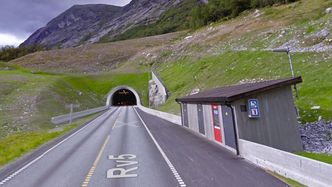 Støylsnestunnelen i østenden av Kjøsnesfjorden skal nå forlenges langs hele denne armen av Jølstravatnet. Foto: Google Maps