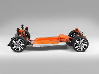 I forhold til XC40 med forbrenningsmotor, har Volvo laget nye sikkerhetsstrukturer for både folk og batteripakken. Batteriet beskyttes av et sikkerhetsbur som består av en ramme av ekstrudert aluminium. Foto: Volvo