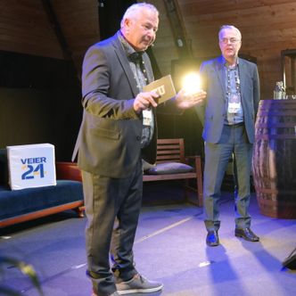 Konstituert vegdirektør Bjørne Grimsrud hold innledningsforedraget på Smarte veger-konferansen. Her er han sammen ved Veier24-redaktør Jarle Skoglund, som var konferansier. Foto: Per Helge Seglsten