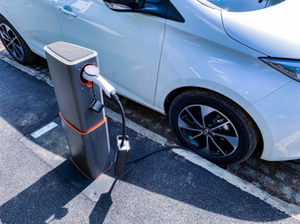 Ladestasjonen UEone kommer sigende opp fra asfalten når bileier bruker appen sin. Foto: Urban Electric