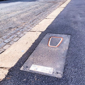 I nedsenket tilstand er ladestasjonen så godt som ute av syne, og utgjør ingen ulempe for gående. Foto: Urban Electric