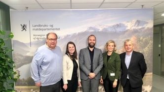 Fv. fylkesråd Per Gunnar Sveen, Hedmark, statssekretær Ingvild Ofte Arntsen, politisk rådgiver Erlend Kjensrød, komiteleder Kjersti Bjørnstad, Oppland og fylkesmann Knut Storberget. Foto: Oppland fylkeskommune