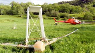Antenna som mottar signalene fra bakken kalles tårnet, og er plassert på den ene siden av den drøyt 300 kvadratmeter store rørkonstruksjonen. Foto: Joachim Seehusen