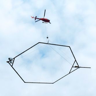 Med kraft fra en gocart-motor som henger mellom den sekskantede strukturen og helikopteret dannes et elektromagnetisk felt. Emerald Geomodelling bruker dataene til å lage 3D-modeller av grunnforholdene. Foto: Joachim Seehusen