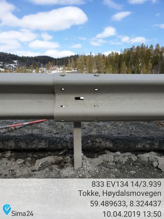Eksempel på manglende monteringsbolter i et rekkverk på E134 ved Tokke i telemark, avdekket av Vegtilsynet tidligere i år. Foto:  Vegtilsynet