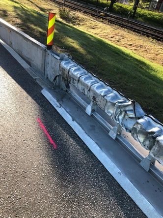 Endeterminalen ble først påkjørt på siden av en personbil. Foto:  Brødrene Dahl