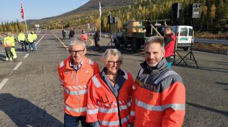 Fv. prosjektleder for Helgelandspakken, Bård Nyland, regionvegsjef Turid Stubø Johnsen og delprosjektleder Steinar Livik. Foto: Jarle Skoglund