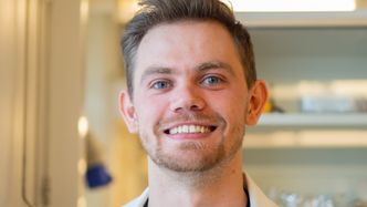 – Hvis vi skal bruke batterier for å gi kraft til en fornybar revolusjon, så er det jo dumt at grunnmaterialet derfra kommer fra petroleum, sier Andreas Nicolai Norberg (27), forsker i batteriteknologi på NTNU. Foto: Marthe Svendsen