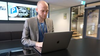 Christoffer er avhengig av å ha alle tilganger utenfor kontoret, og fleksibiliteten til å veksle mellom ulike enheter. Foto:   Delta V