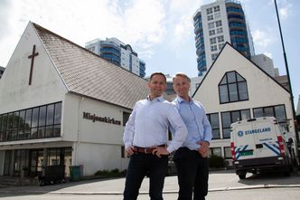 Andreas Poulsson (til venstre) fra Base Property og Simen Malmin fra Veni står foran den rivningsklare Misjonskirka. Foto: Alf Bergin