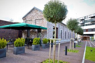 Den gamle lokstallen ble plukket ned stein for stein og bygget opp igjen og skinner ny i nyrenovert prakt med restaurant og konditori på innsiden. Foto:  Thomas Førde