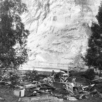 LOEN: 74 mennesker omkom da Ramnefjellet på vestsiden av Lovatnet i Nordfjord raste ut den 13. september 1936. Dette var den andre ulykken i samme området. I 1905 omkom 61 mennesker etter ras fra det samme fjellet. Foto: NTB scanpix