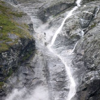 RAUMA: Etter flere år med overvåkning og tidvis hyppige evakueringer, gikk det store raset geologene hadde ventet på fra Veslemannen i Rauma kommune 5. september i år. Da raste 54.000 kubikkmeter fra fjellpartiet etter flere dager med kraftig nedbør. Foto: NTB scanpix