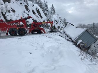 Norske veier kan være krevende for uerfarne sjåfører. Når uhellet er ute, bistår observatører med å redde verdier.