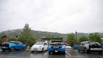 Elbiler på hurtigladestasjon. Illustrasjonsfoto:  Mathias Klingenberg