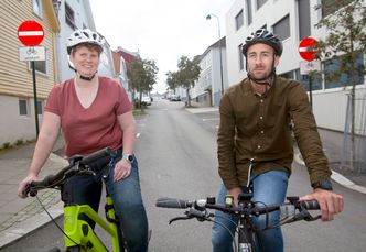 – Det jobbes med mange store og små tiltak for å gi syklistene i Rogaland bedre fremkommelighet, sier Elin Dalen-Rasmussen og Fredrik Nåstad Jensen. Foto:  Alf Bergin