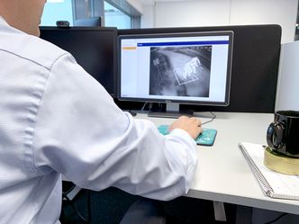 Fra dataskjermen på kontoret inne i Stavanger, har Statens vegvesen kontroll på om varmesensoren slår ut på annet enn syklister. Foto:  Fredrik Njåstad Jensen/Statens Vegvesen