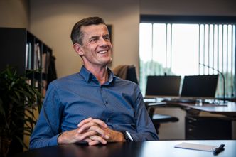 Han var rådgiver for flere konsernsjefer og sjeføkonom i Statoil, men nå er Klaus Mohn blitt ekspert på klimarisiko og ny rektor ved UiS. Foto: Carina Johansen