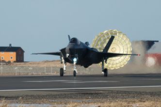 F-35 tester sin bremseskjerm for første gang på norsk jord i februar 2018. Foto: Adelén Wilhelmsen / Forsvaret