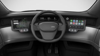 Sjåføren skal sitte midt i bilen, og vil få tre skjermer å kikke på. Foto: Unity