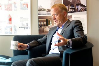 Harald Nikolaisen lanserte konseptet «papirløs byggeplass» for mange år siden. Nå er det blitt et krav i nye prosjekter at alle bruker smarttelefoner, nettbrett og BIM-kiosker. Statsbygg er nominert til byggenæringens innovasjonspris i høst. Foto:  Sverre Chr. Jarild