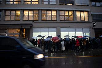 Svært mange tidligere ansatte i Opera og Trolltech deltok på markeringen i går ettermiddag. Grått og trist regnvær passer bygningen godt. Foto: Marius Jørgenrud