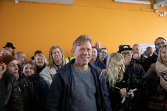 Lars Knoll var blant de nærmere 80 personene som trosset regn og surt høstvær i Oslo for å få med seg avdukingen. Foto: Marius Jørgenrud
