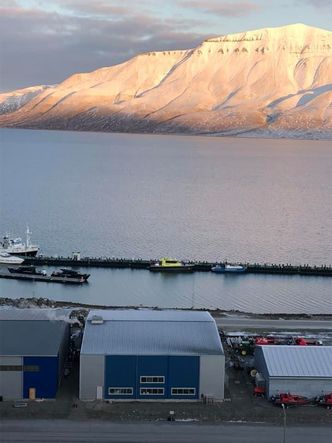 Endelig ryker det av pipa på Svalbard Bryggeri. Ved å løse et fraktproblem har de også forsynt seg selv med varme. Foto:  Svalbard Bryggeri