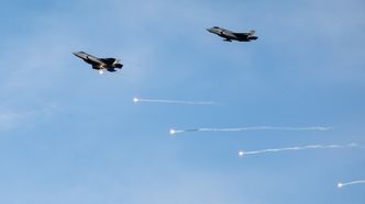 F-35A slipper «flares» over Ørland flystasjon. Foto:  Martin Giskegjerde / Forsvaret