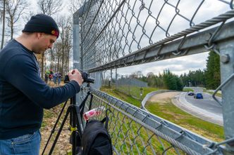 Amatørfotografer står hele dagen og filmer banen, i håp om å fange spektakulære krasj som de kan dele på YouTube. Foto: Paal Kvamme