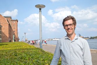 – Alle gatelys i København er oppgradert slik at kommunen kan styre dem individuelt, sier Jakob Zeihlund fra Focus-Ligthing, som har vært med på den jobben. Foto: Håvard Solerød