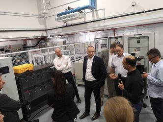 Fylkesdelegasjonen har vært fulgt av både samferdselsminister Jon Georg Dale og hans statssekretær Tommy Skjervold. Her fra besøket på unviversitetet, og laboratoriet for ladeløsninger for elbiler. Foto: Jarle Skoglund