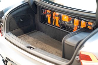 Tidlig i prosessen brukte Polestar VR-briller for å se Polestar 1 virtuelt. Disse batterikomponentene så så kule ut at de bestemte seg for å vise dem frem, også på den ferdige bilen. Foto: Paal Kvamme