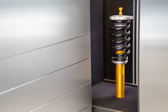 Kunst? Öhlins-dempere? Polestar-butikkene stiller ut enkelte deler som om det var et galleri. Foto: Paal Kvamme