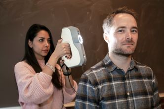 Skanning: På UiS demonstrerer masterstudent Mona Nakhostin, skanning på sin veileder Knut Erik Teigen Giljarhus. – Jeg har testet skanneren på mine egne barn. Jeg bruker enhver anledning til å vekke interessen deres for naturfagene, sier han. Foto:  Alf Bergin