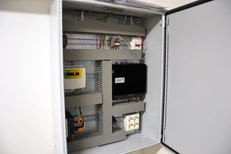 Her sitter hjernen og automatikken i energistyringssystemet med maskinlæring som baserer seg både på historiske data og på værvarsel. Foto:  Thomas Førde