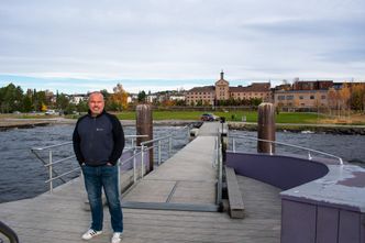 Johnny Kjeverud deler gjerne sine opplevelser for å bevisstgjøre flere på datasikkerhet.