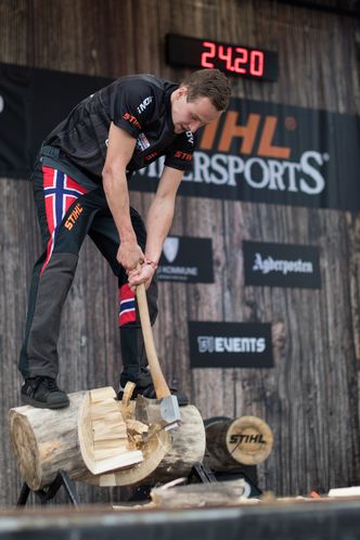 Svinger øksa: Ole Magnus Syljuberget kliner til stokken under det nordiske mesterskapet. Foto: Andreas Schaad