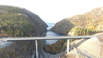 Ryssdalsbrua er Ikke mer enn 145 meter lang, men temmelig høy. Foto: Statens vegvesen