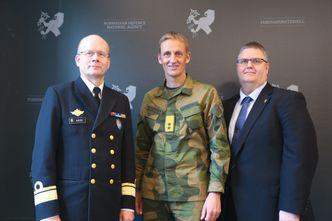 Fra kontraktsigneringen for nytt kampluftvernsystem til Hæren. Fra venstre: Kontreadmiral Bjørge Aase, <span lang="NO-BOK">generalmajor Eirik Kristoffersen og Kjetil Reiten Myhra, direktør Integrated Defence Systems ved Kongsberg Defence & Aerospace. </span>