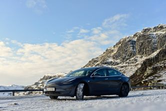 Batteriet sank noen få prosent etter en natt ute i kulda på Beitostølen. Foto: Mathias Klingenberg