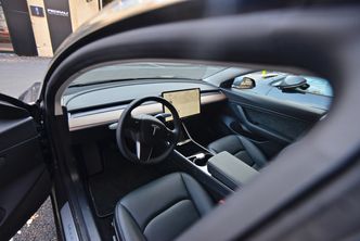 Interiøret er nesten knappefritt og svært minimalistisk. Foto: Mathias Klingenberg