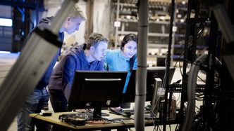 Doktorgradstipendiat Gizem Ateş hjelper gjerne til når Hans Anders Gjerland og Victor Urnes trenger hjelp til beregningene sine. Foto:  Eirik Helland Urke