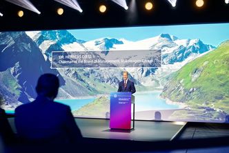 Herbert Diess taler til forsamlingen i produksjonshall 26. Foto: Mathias Klingenberg